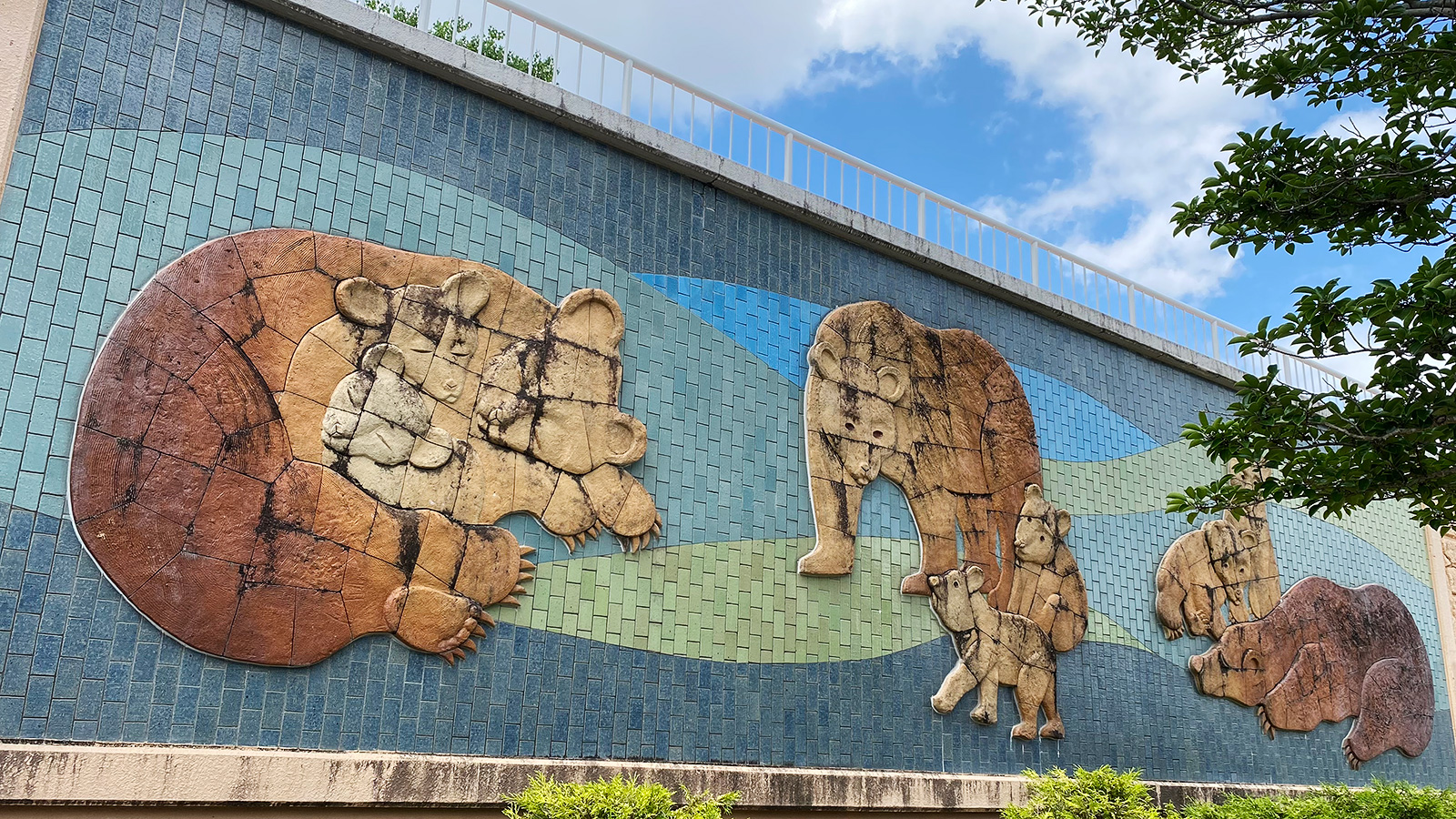 東山動植物園|クマ舎の壁画